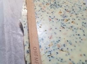 待到硬化后脱模，然后用整理棍规划好大小，切块。