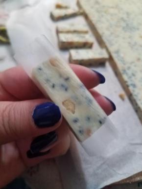 然后包一层糯米纸后选择自己喜欢糖纸。