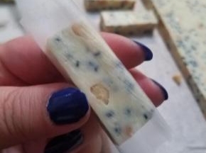 然后包一层糯米纸后选择自己喜欢糖纸。