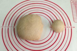 继续约揉至20分钟，面团表面光滑且具有延展性，把揉好的面团取出，分出75克小面团备用。