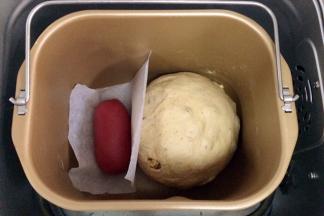 把两个面团放入面包机桶内，用油纸隔开。