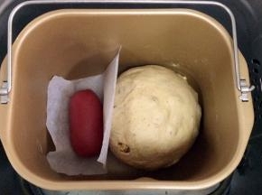 把两个面团放入面包机桶内，用油纸隔开。