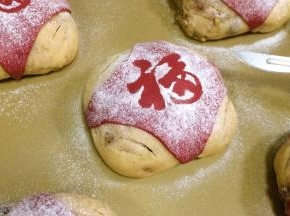 用锋利的刀片在面包四个角落各割两小道口子。