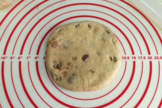 取一份松弛好的面团，用擀面杖擀开，中间厚四周薄。