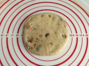 取一份松弛好的面团，用擀面杖擀开，中间厚四周薄。