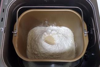 除黄油以外的面包材料都放入面包机内（先液体后粉类的顺序），在面粉中间挖个洞，把酵母粉倒入，启动和面程序。