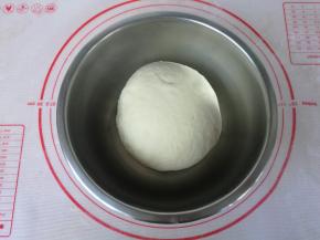 面粉加入水揉成软硬合适的面团。