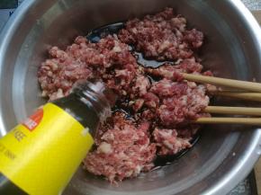 加入耗油搅拌均匀。