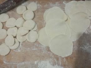 揉好的的面团揪成剂子，擀成圆片。
