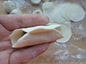 先从中间捏一下。