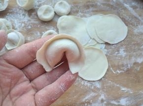 两头弯过来。