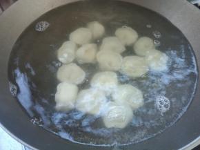 锅放水烧开，下入饺子。