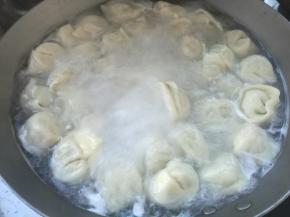 开锅后，翻两个滚儿，打点凉水。