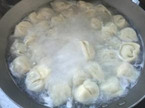 开锅后，翻两个滚儿，打点凉水。