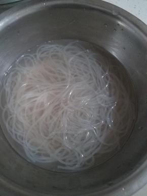 粉条用水泡软，五花肉切厚片。