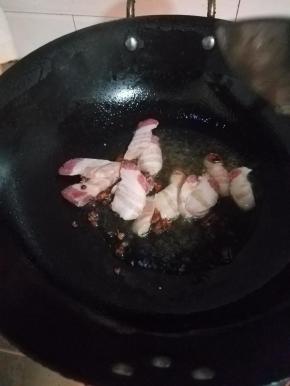 准备一口铁锅，无水加植物油热锅，五分热的时候加入花椒跟八角，猪五花。