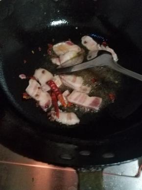 然后加入干辣椒，轻轻翻炒下。