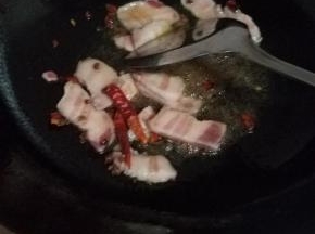 然后加入干辣椒，轻轻翻炒下。