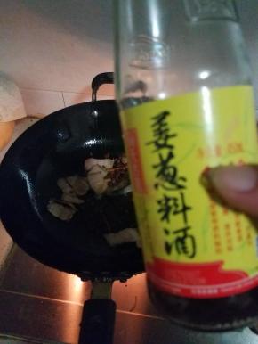 加入一勺料酒。