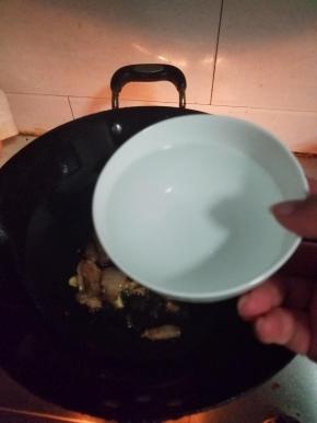 然后加入一碗清水。