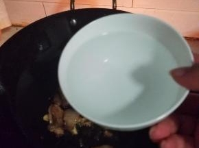 然后加入一碗清水。