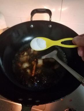锅内加入盐，白糖，酱油。