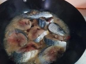 加入鱼块，码平。