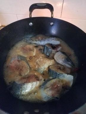 表面撒上姜粉，没有姜粉，可以准备点生姜，跟蒜末一起入锅。