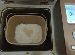 所有材料除黄油外全部放入面包桶，启动和面程序10分钟。