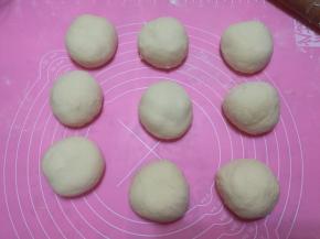 取出面团，均分成9个小面团。静置15分钟。