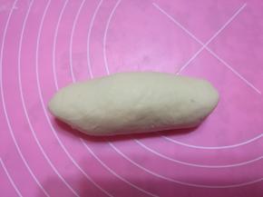 收口向下，揉成长条形。