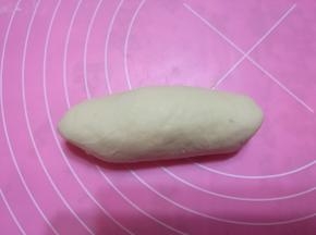 收口向下，揉成长条形。
