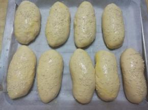 面刷少许蛋液，撒上芝麻。