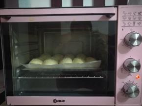 送入预热好的烤箱，上下火175度烘烤20分钟即可。