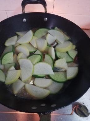 把萝卜片铺在表面。