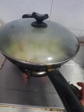 盖上盖子，小火慢慢炖。