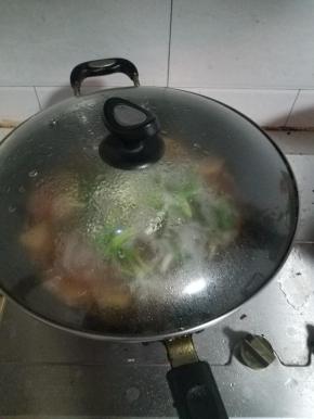 再次盖上盖子继续焖，这次就看你选择的粉条的软硬度了，一般5分钟就差不多了。