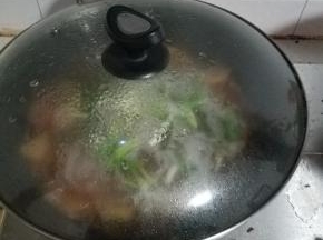 再次盖上盖子继续焖，这次就看你选择的粉条的软硬度了，一般5分钟就差不多了。