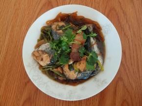 然后装盘，撒上香菜就完成了。