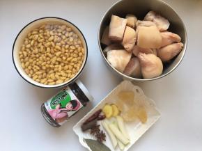 准备好食材，猪蹄洗净切块后在清水里浸泡2小时，黄豆提前浸泡四小时以上