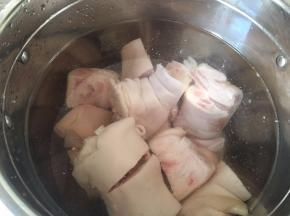 锅内放可以没过猪蹄的清水，中火烧开