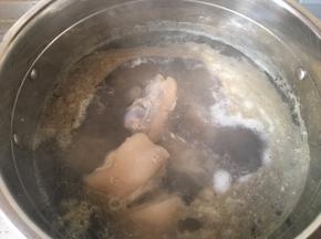 将煮出来的浮沫撇掉