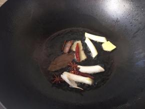 热锅凉油炒香香料和葱姜