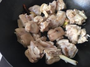 加入猪蹄翻炒2分钟