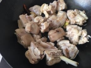 加入猪蹄翻炒2分钟