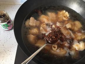 加入生抽，老抽，盐，香菇酱和冰糖，大火煮开后转中小火