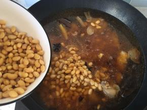 加入黄豆，煮至猪蹄可以用筷子扎透，胶质都煮出来。