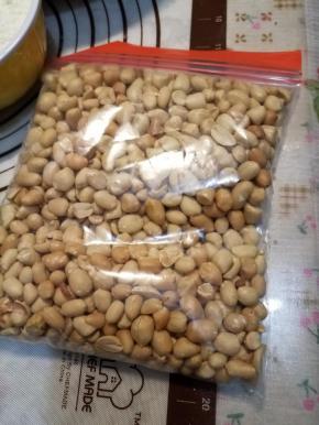 然后装入密实袋，敲碎。