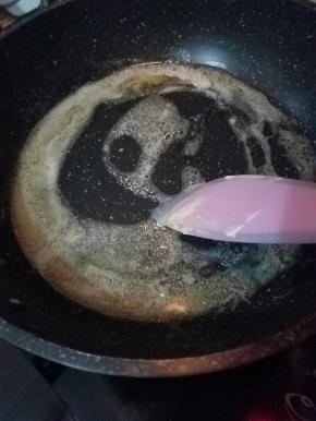 准备一个平底的不粘锅，黄油放入慢慢融化。