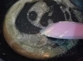 准备一个平底的不粘锅，黄油放入慢慢融化。